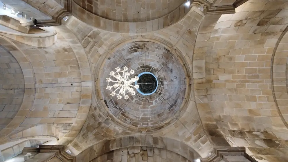 Fotografía en plano nadir da cúpula e das bóvedas da igrexa de Rus, en Carballo