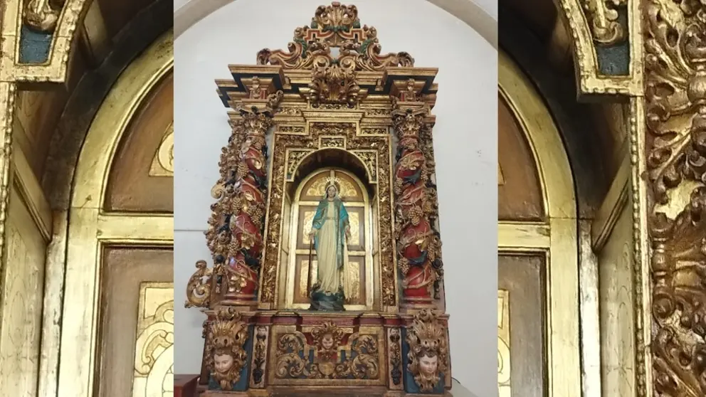  imaxe da Virxe Milagrosa de Entrecruces, en Carballo, colocada no seu retablo 2