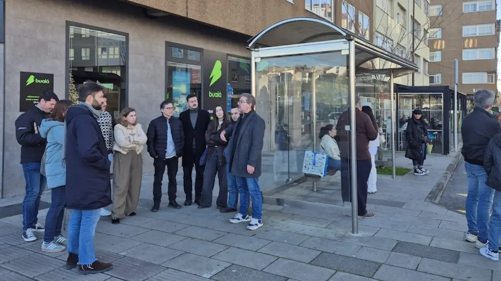 Esperando o bus en Carballo con Galiza Nova