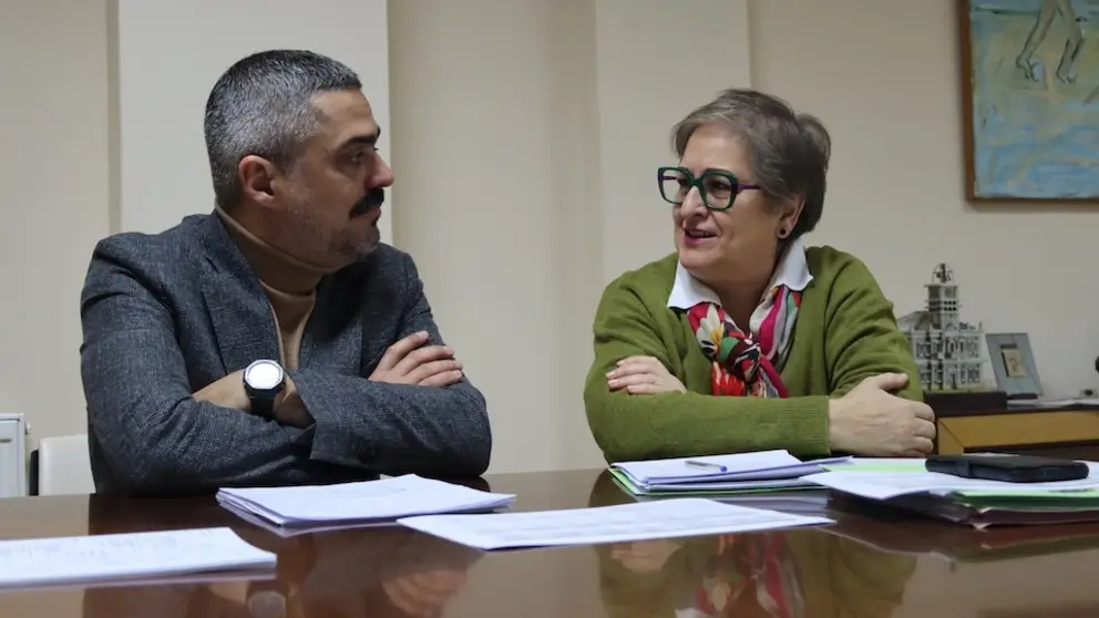 O alcalde, Daniel Pérez, e a concelleira de Facenda, Belén Lendoiro