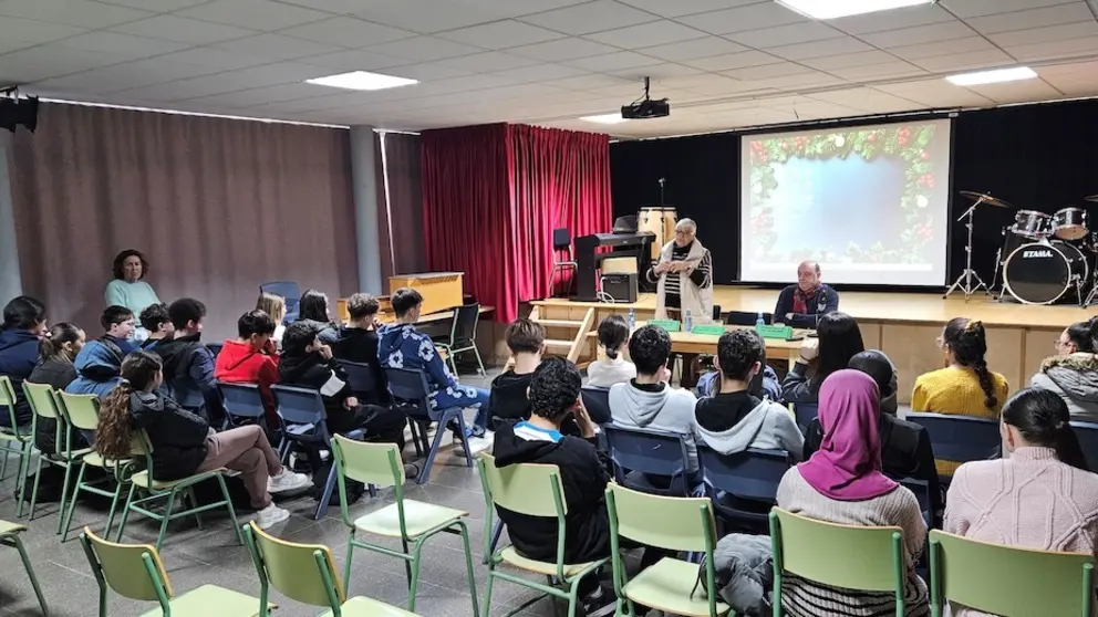 Os ex parlamentarios Marisol Soneira e Angel Mesa no IES da Ponte do Porto