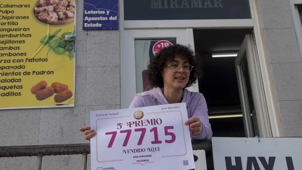 Claudia canosa no Bar Miramar coa Loteria-Foto-Dario Gomez