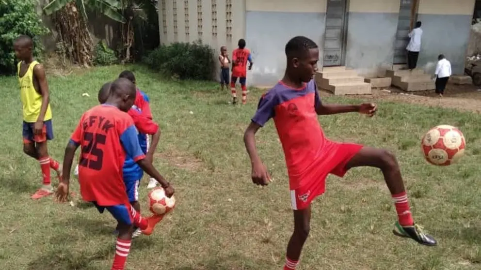 XOGANDO AO FUTBOL EN EBUNOU