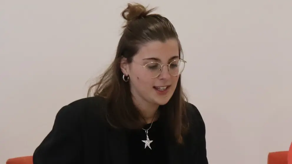 Laura Rod de Mareandooxogo moderando un acto de QPC