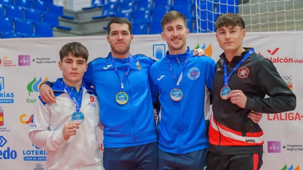 Alex Felpeto segundo pola dereita coa medalla de bronce na Liga Nacional de Karate