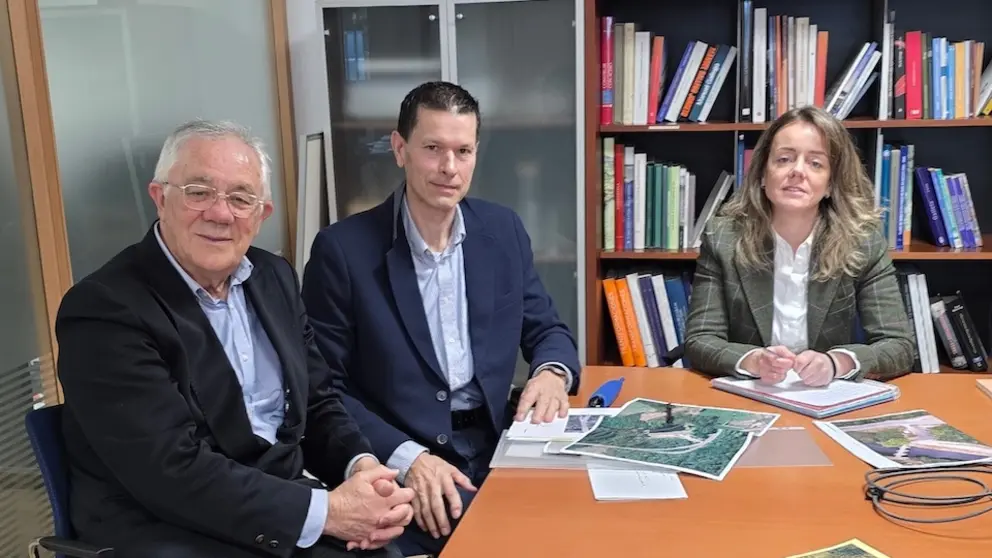 Jose Perez Santos e Eduardo Iglesias da Fundacion Brandomil Reunión coa Directora da Axencia Galega de Infraestruturas