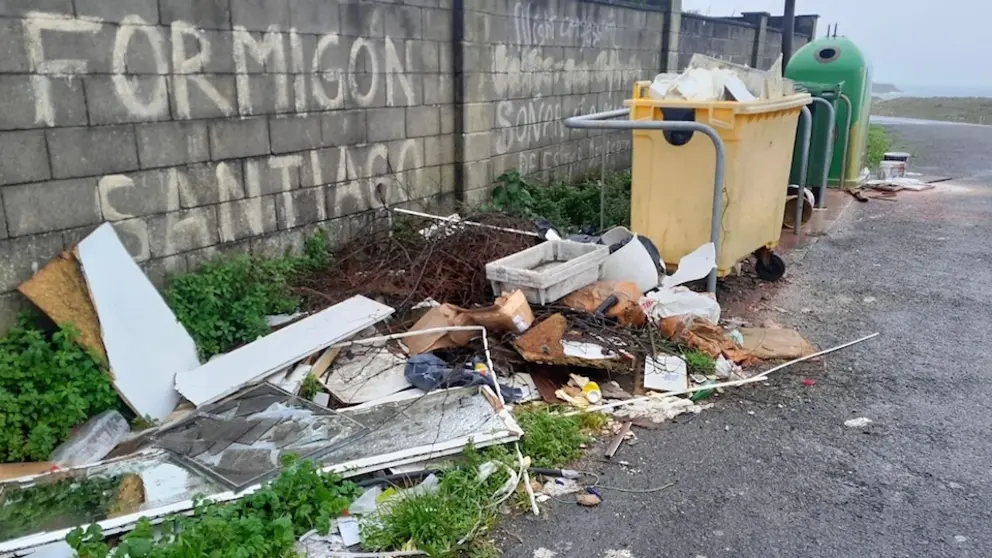 Lixo ciscado en Malpica