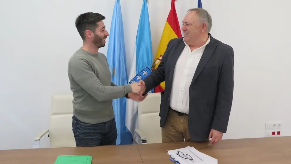 O alcalde da Laracha, José Manuel López Varela, e o presidente da Comisión Informativa de Asuntos Económicos, Facenda e Especial de Contas, Manuel García Montes na presentacion do proxecto orzamentos