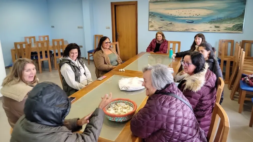 Mulleres bravas de Honduras coas mariscadorsa do Anllons en Cabana