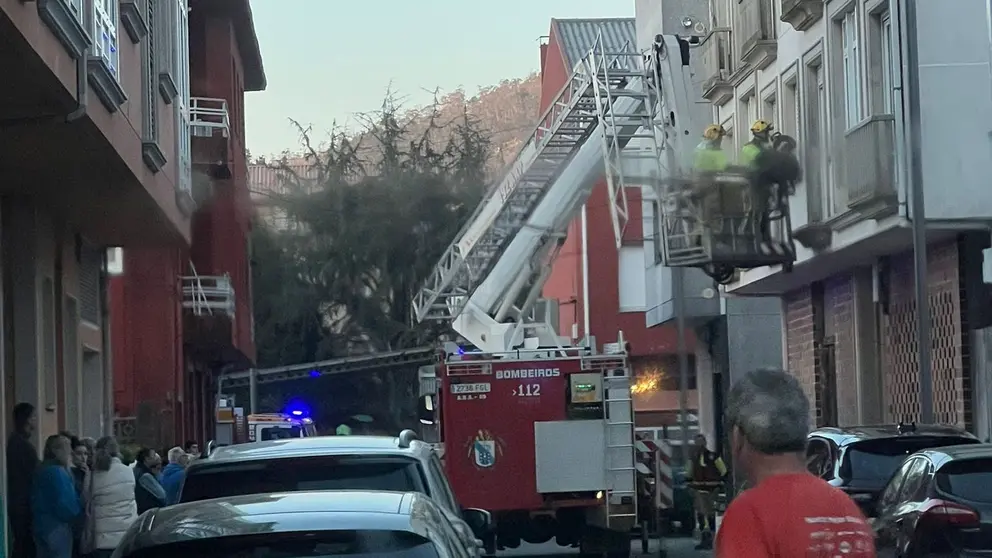 os bombeiros no accidente de Vimianzo