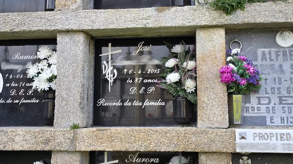 Lapida en galego no cemiterio da Canduas-Cabana cuio panteon esta integramente en galego