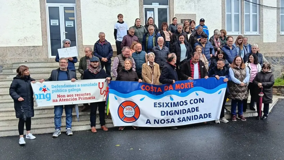 Concentracion de SOS SANIdade Publica no Centro de SAude de Baio