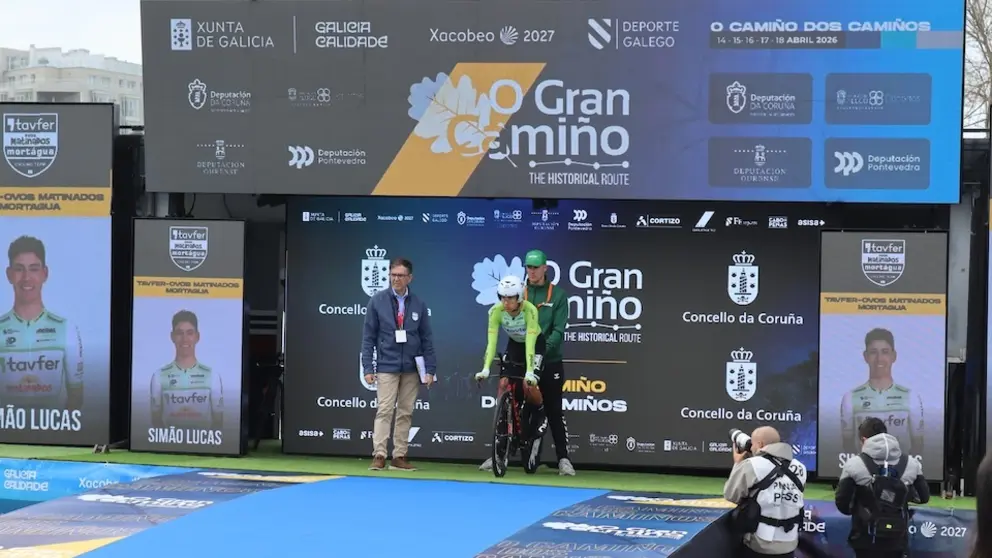 Imaxe da saida dun ciclista do Gran Camino na primeira etapa-Foto-XornaldaCoruna