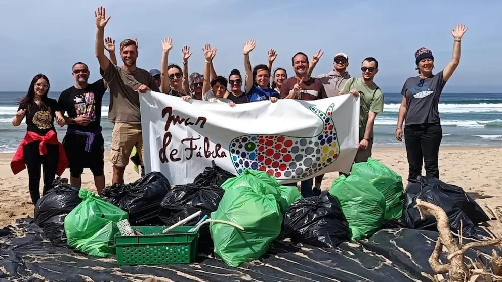 Mar de Fabula de impeza polos areais de Fisterra