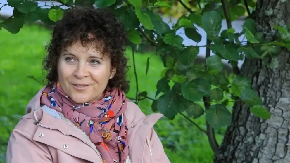 Lola Rontano na serie Rizoma falando da mina de ouro de Corcoesto