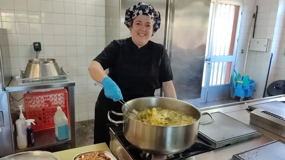 Ana Noya cocineira do comedor do CEIP Vilarmide 2
