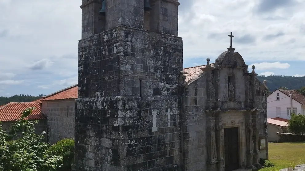 Imaxe da igrexa de Santa Baia de Castro, en Coristanco