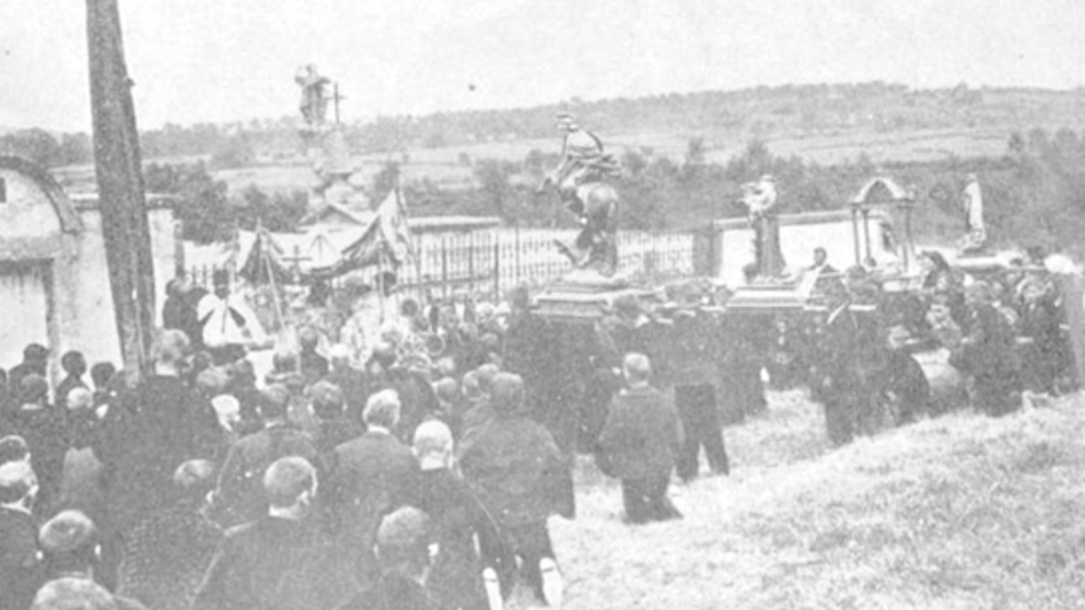 Procesión do Santísimo Sacramento en San Xurxo de Artes (Carballo). Anos 30 do século XX. Foto tomada de Galiciana