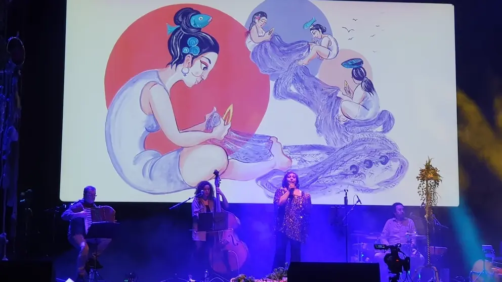 Uxia estreando Indomitas en Vigo coas ilustracion de Viki Rivadulla