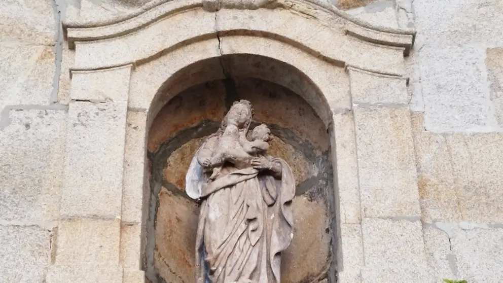 Virxe das Eiroas, na fachada da igrexa de Rus copia
