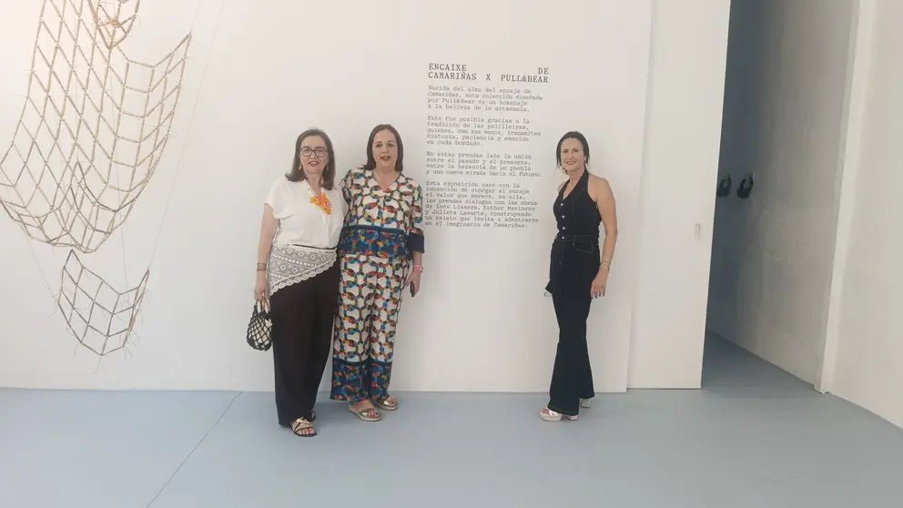 Sandra Insua, Encarna Liñeiro e a directora da Mostra, Dolores Lema, estiveron onte en Madrid, na Galería Belmonte, na presentación ao público que organizou a firma de moda xuvenil.