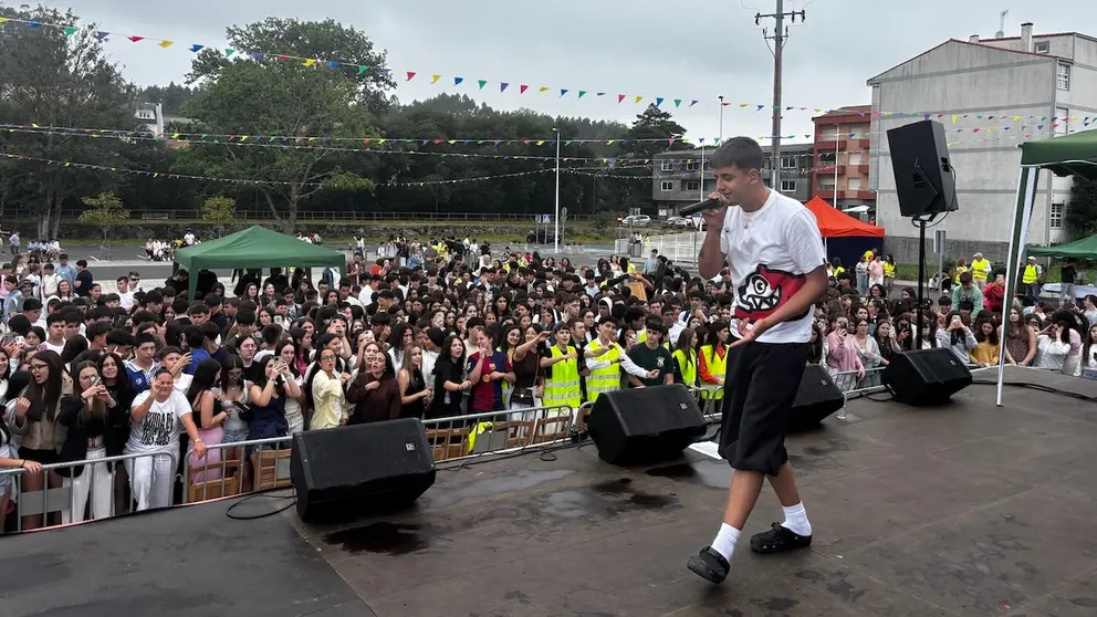 9Louro cantando en galego na gala Falemos+Galego