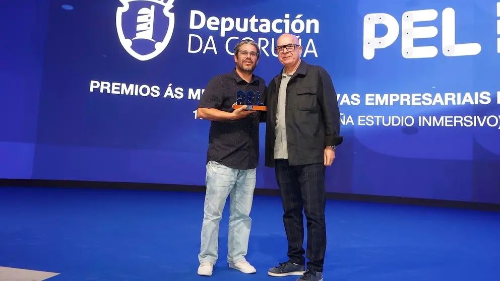 Ubaldo de Que pasa na costa con Xose Regueira recollendo o Premio PEL da Deputacion 