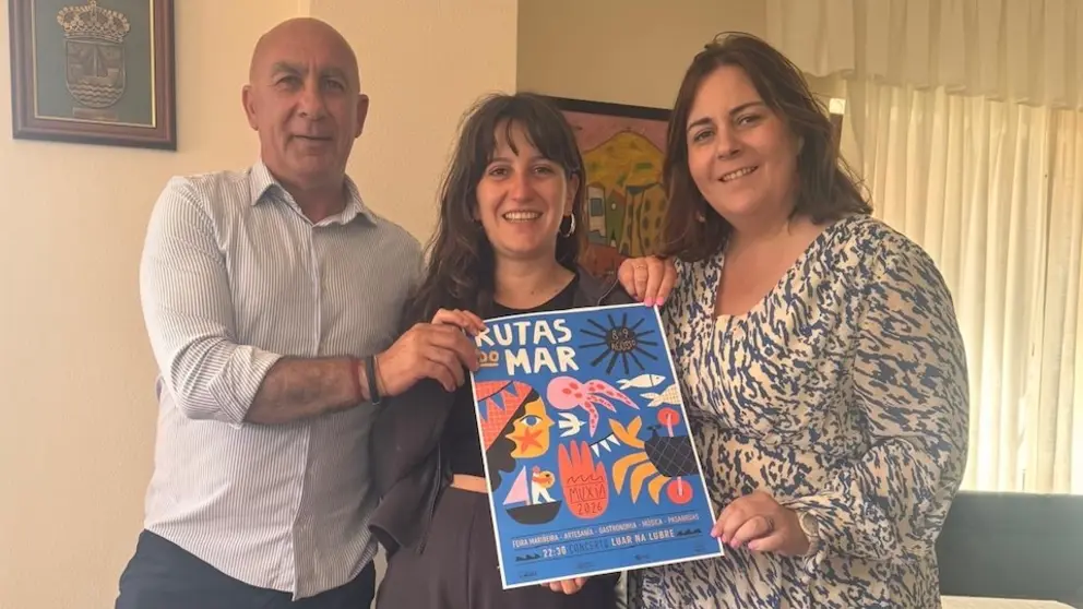 O alcalde de Muxía, Javier Sar, a tenente de alcalde e concelleira de Cultura e Festas, Sandra Vilela, e a técnica municipal de Cultura, Miriam Caril, Presentacion Mercado das Rutas do Mar Muxia 2026