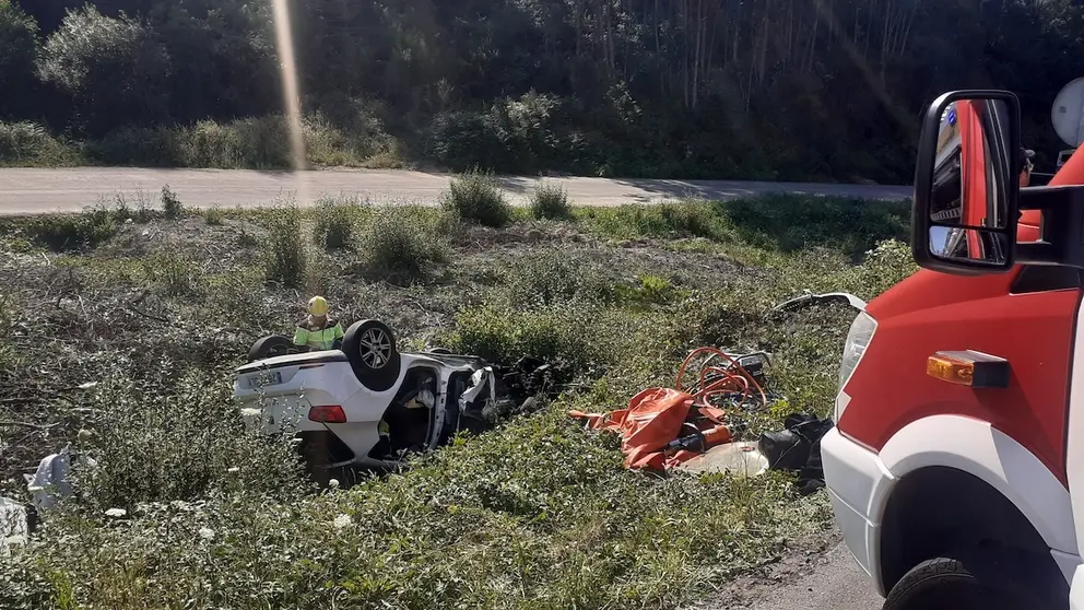 Accidente en Malpica-Foto-Bomnbeiros de Carballo