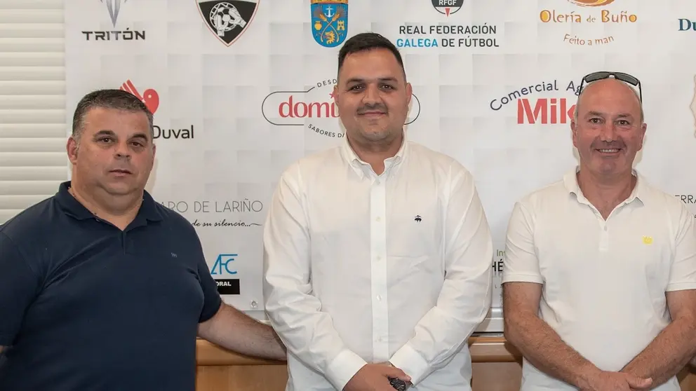 Felipe Vilela escoltado por Oscar Leis e Juan Jose Busto