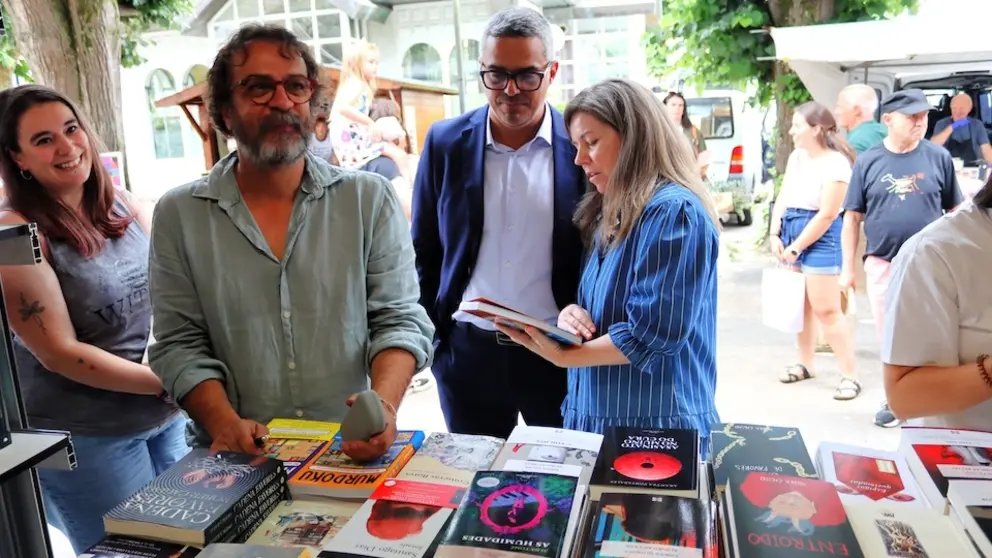 Xurxo Borrazas na Praza dos Libros de Carballo