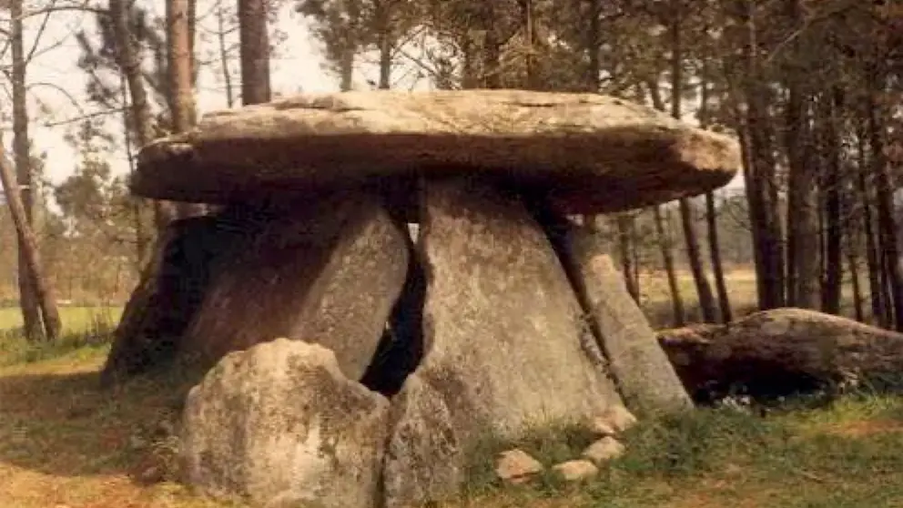 O dolmen de Dombate, previo a súa investigación arqueolóxica e posterior musealización