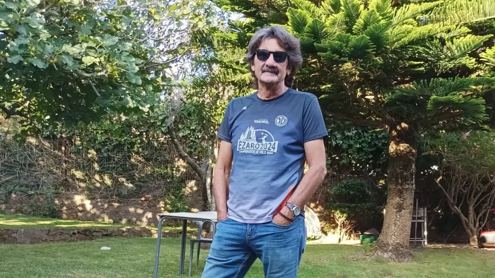 Jose Manuel Pequeno nos xardíns do Hotel Mar do Ézaro