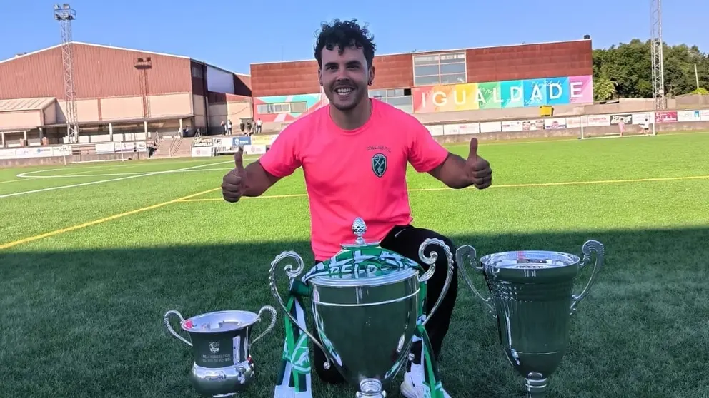 Eloy Garcia Fateira con varias copas do Xallas