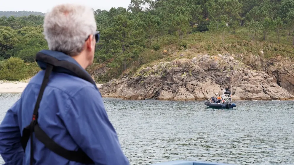 O titular do Goberno galego, Alfonso Rueda, acompa&ntilde;ado do conselleiro de Cultura, Lingua e Xuventude, Jos&eacute; L&oacute;pez Campos, visita a intervenci&oacute;n arqueol&oacute;xica subacu&aacute;tica do pecio de Punta Restelos, o posible gale&oacute;n Santa Mar&iacute;a La Anunciada, afundido en 1596. Pecio Punta Restelos (Cee), 23/07/26.