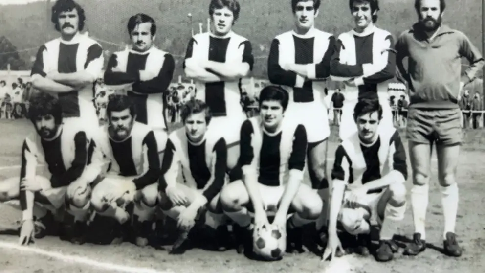Tajes, Andrés, Barbazán, De la Torre, Salle, Manolo; Alejandro, Carballo, Palazón, Eduardo, Tuto (arquivo do Outes F. C.)