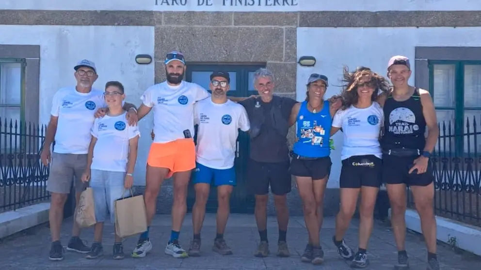 Dani Rodriguez no Faro Fisterra tras facer o UltraTrail Camino dos Faros coa familia de amigos e ASFEGA