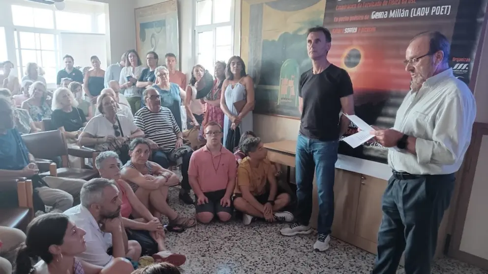 Charla con Jorge Mira en Malpica sobre a eclpse