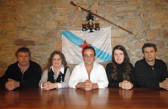 Comitiva do BNG de Muxía con Faustino Gándara no centro