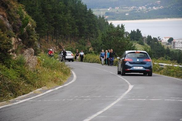 Os peregrinos teñen que pelexar cos coches para subir ao Faro-Foto-Xusto Fisterra