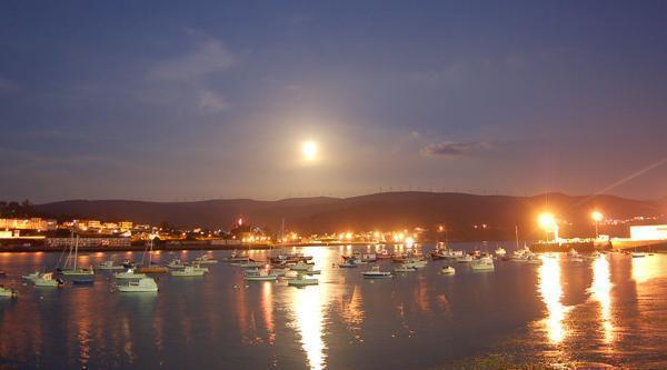O porto nocturno de Corcubion-Foto-Joanna Chrzanowska