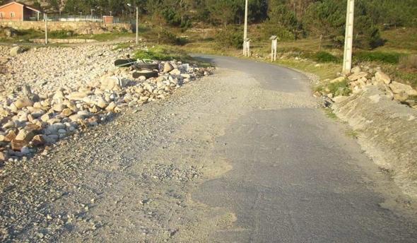 Rua en Camelle destrozada polo Becky e ainda non arranxada