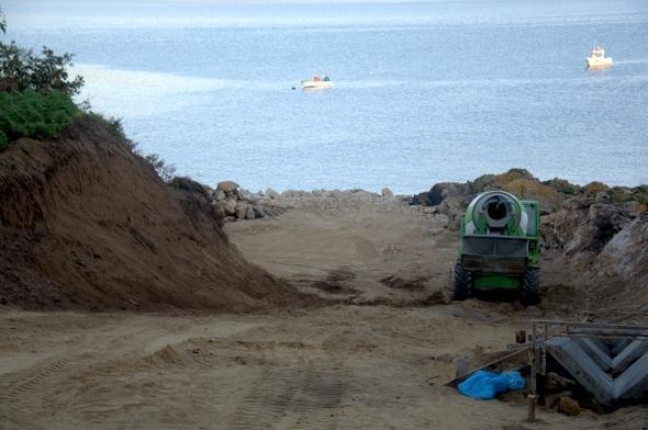 Maquina que supostamente lle caeu ao accidentado nas obras do Porto de Sardineiro