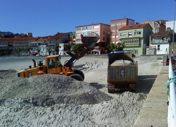 Traballos no porto de Laxe - Foto-Vicente Lema