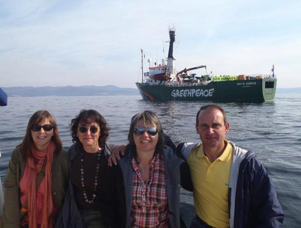 Luis Rodriguez cos membros de Greenpeace en Muros