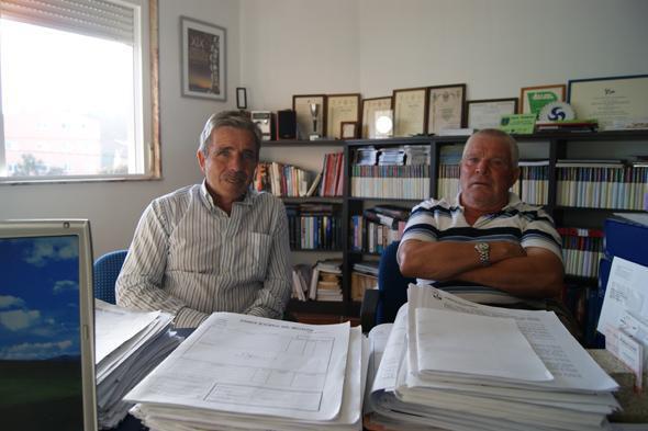 Francisco Antelo Chuco e Jose Arjomil da Comision de Afectados do Monte da Vela As Cazoliñas e o Castelo de Camarinas