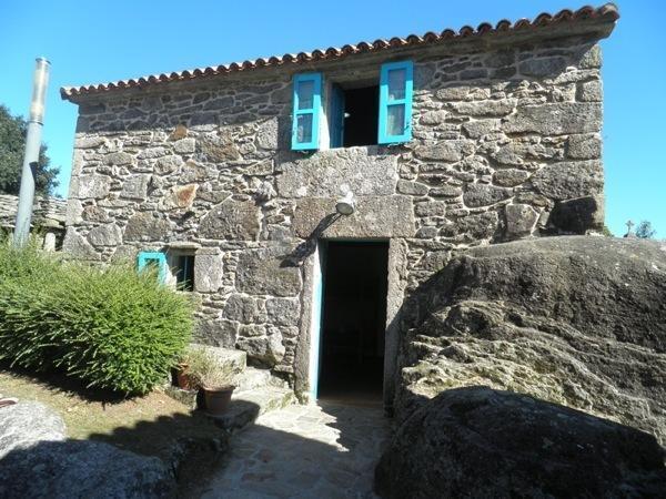 Unha-das-casas-rehabilitadas-como-albergue-en-Olveiroa-Dumbria