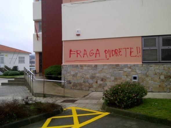 Asi amencia onte o Xulgado de Corcubion coa pintada Fraga pudrete