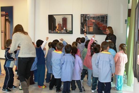 Os pequenos do San Vicenzo na exposicion de Xurxo Martino
