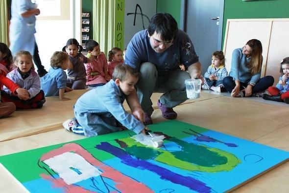 Xurxo Martino cos pequenos do CEIP San Vicenzo
